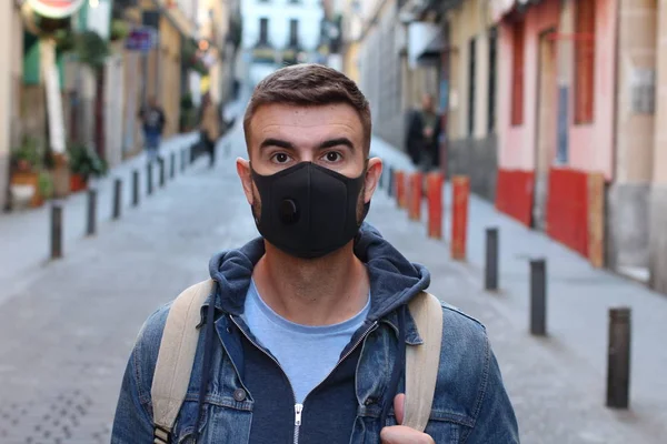 Primo Piano Ritratto Bello Giovane Uomo Maschera Protettiva Sulla Strada — Foto Stock