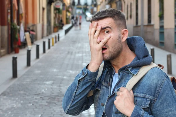 Close Retrato Bonito Jovem Cobrindo Rosto Com Mão Rua — Fotografia de Stock