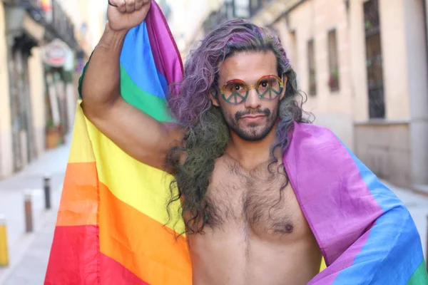 Närbild Porträtt Stilig Ung Tröjlös Homosexuell Man Med Lgbt Flagga — Stockfoto