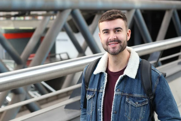 Närbild Porträtt Stilig Ung Man Snygga Kläder Gatan — Stockfoto