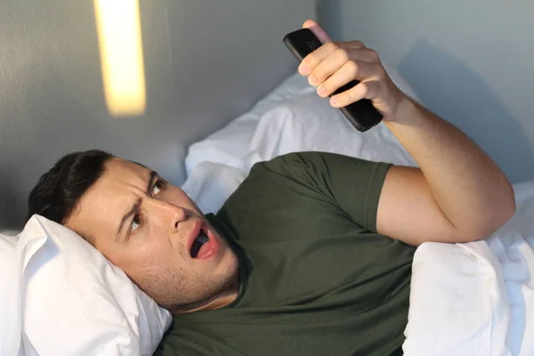 Close Retrato Belo Jovem Usando Smartphone Cama Casa — Fotografia de Stock