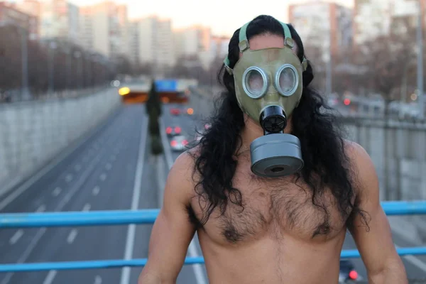 非常に汚染された都市環境に住んでいる男 — ストック写真