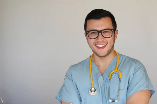 白い上に聴診器を持つハンサムな若い医師のクローズアップ肖像画 — ストック写真