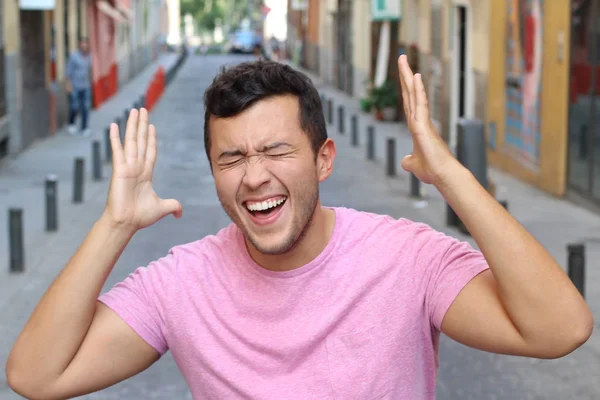 Jovem Masculino Rindo Realmente Difícil Livre — Fotografia de Stock