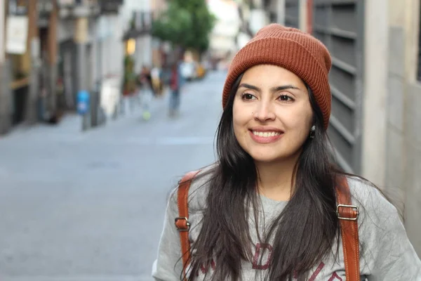 Leuke Latijnse Vrouw Die Overdag Straat Loopt — Stockfoto