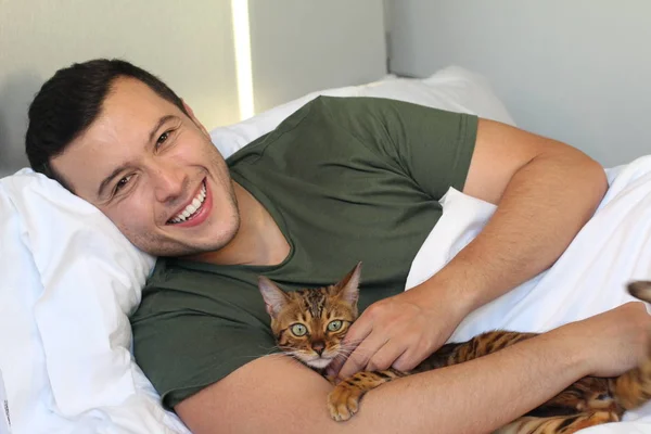 Close Retrato Bonito Jovem Relaxando Cama Com Seu Gato Casa — Fotografia de Stock