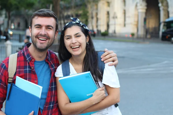 Dos Estudiantes Raza Mixta Sonriendo Aire Libre —  Fotos de Stock