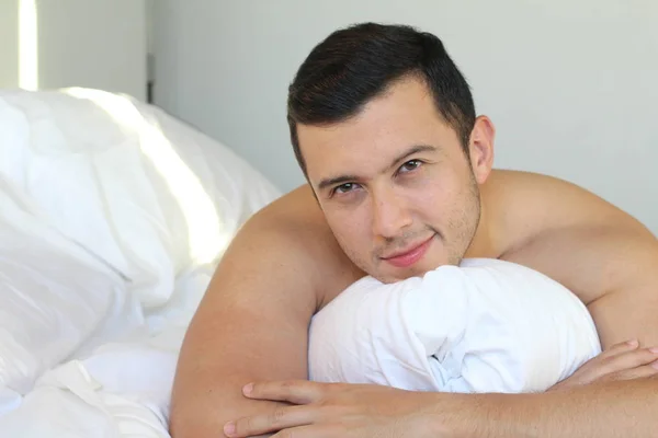 Handsome Homem Étnico Sem Brilho Cama — Fotografia de Stock