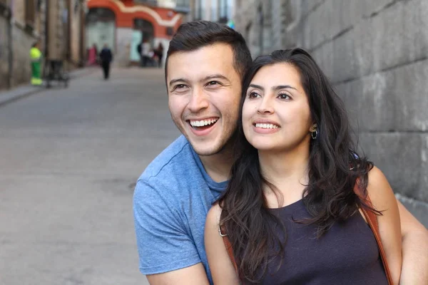 Jovem Casal Apaixonado Sorrindo Abraçando — Fotografia de Stock