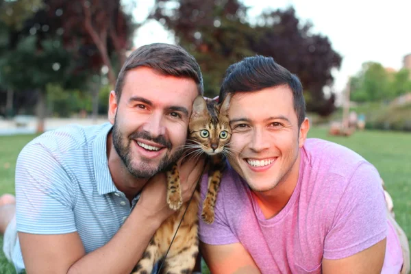Pareja Gay Parque Con Mascota — Foto de Stock