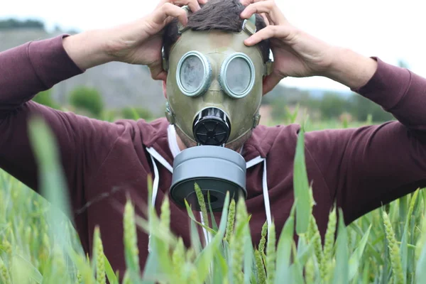戴防毒面具戴防护手套和呼吸器的男人 — 图库照片