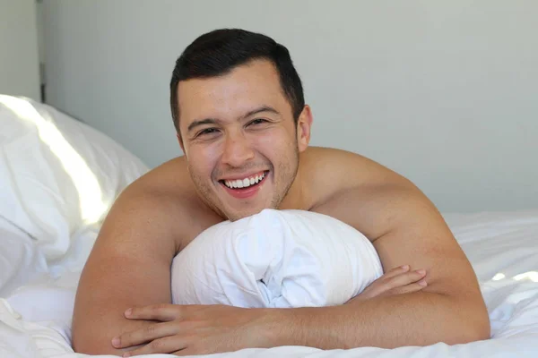 Handsome Homem Étnico Sem Brilho Cama — Fotografia de Stock