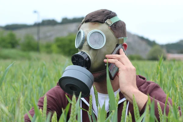 Hombre Con Máscara Gas Llamando Desde Naturaleza — Foto de Stock
