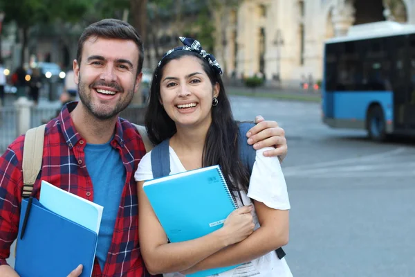 Dos Estudiantes Raza Mixta Sonriendo Aire Libre —  Fotos de Stock