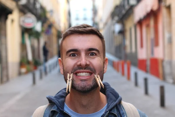 Primo Piano Ritratto Bello Giovane Uomo Con Clothespins Faccia Grimacing — Foto Stock