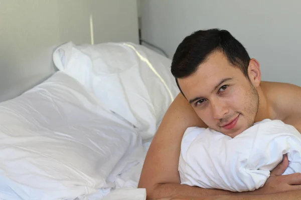 민족적 남자가 침대에서 셔츠를 — 스톡 사진