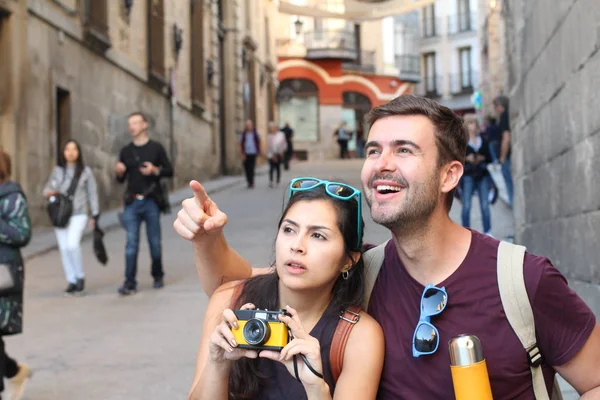 Turistas Tomando Fotos Ciudad Imágenes De Stock Sin Royalties Gratis