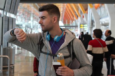 Gemiye binmek üzere olan mutlu gezgin. Genç adam ayrılıyor. 