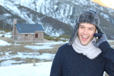 Eskimo erkek telefonla ararken gülümsüyor