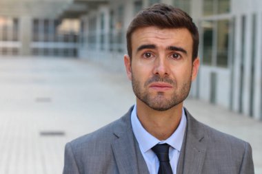 Sokaktaki yakışıklı genç iş adamının yakın plan portresi