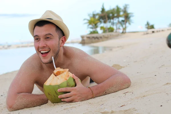 Man Die Vers Kokoswater Drinkt Het Strand — Stockfoto