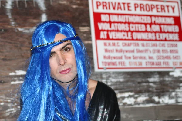 Κοντινό Πορτρέτο Της Νεαρής Τρανσέξουαλ Μπλε Μαλλιά Στο Δρόμο — Φωτογραφία Αρχείου