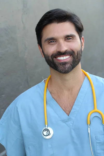 Retrato Del Médico Sonriente Con Estetoscopio Pie Sobre Fondo Pared — Foto de Stock