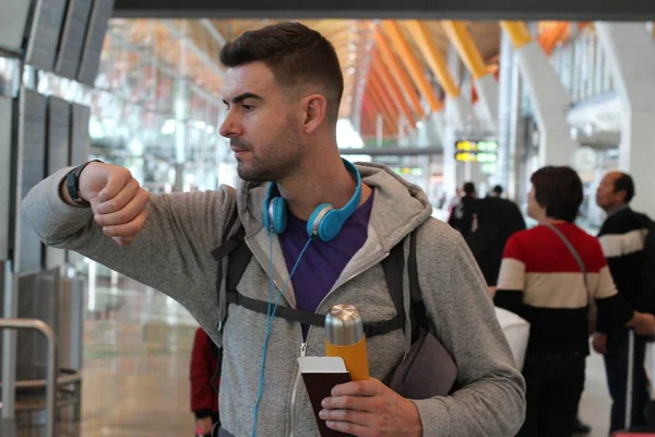 Gemiye binmek üzere olan mutlu gezgin. Genç adam ayrılıyor. 