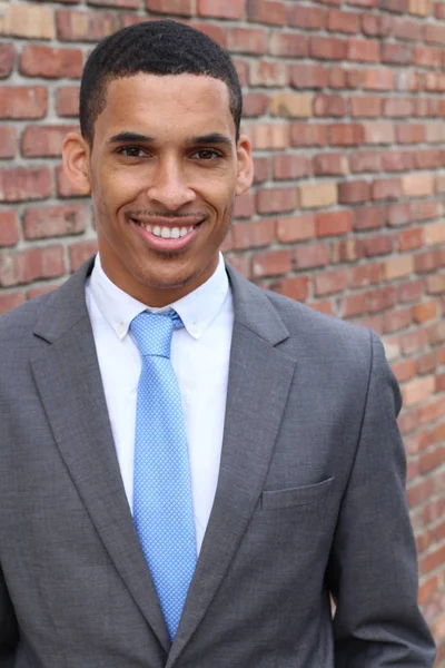 Close Retrato Belo Jovem Empresário Afro Americano Frente Parede Tijolos — Fotografia de Stock