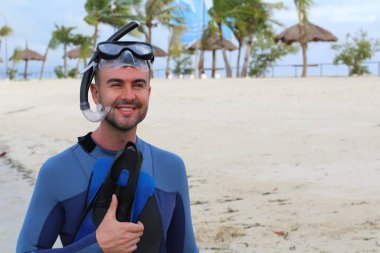 Kumsaldan gülümseyen bir adam