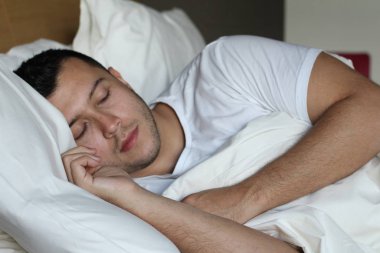 Etnik adam rahat bir yatakta derin bir uyku çekti.