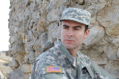 Dışarıda gülümseyen sağlıklı Amerikan askeri.