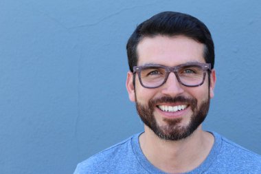 Yakışıklı esmer, sakallı adam, yakın plan kadın doktoru.