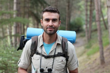 Sırt çantalı yakışıklı turistin yakın plan portresi.