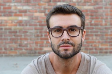 Caddedeki tişörtlü yakışıklı genç adamın yakın plan portresi.