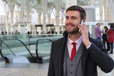 İş adamı havaalanından arıyor.