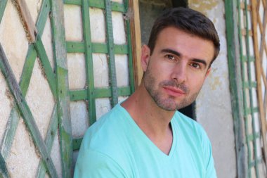 Yakışıklı genç bir adamın sokak kıyafetleri içinde yakın plan portresi.