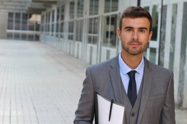 Gülümseyen zarif bir adam.