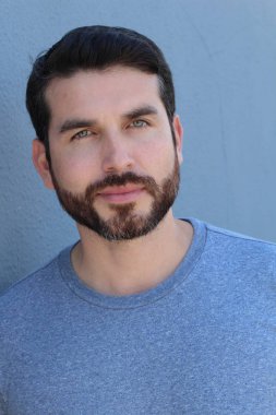 Yakışıklı esmer, sakallı adam, yakın plan kadın doktoru.