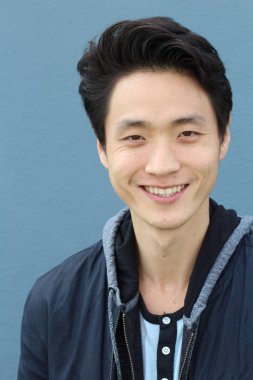 Tarafsız ifadeli Asyalı adam. Yakın plan.