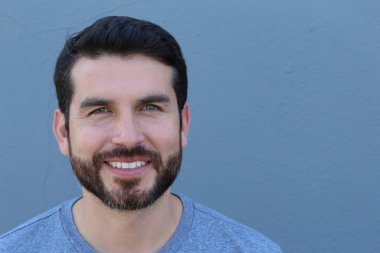 Yakışıklı esmer, sakallı adam, yakın plan kadın doktoru.