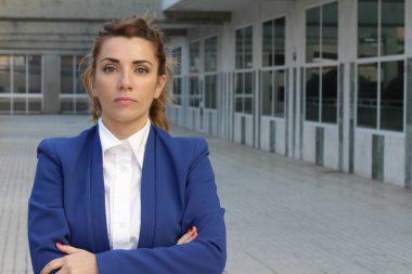 Ofis binasının dışındaki güzel iş kadını.