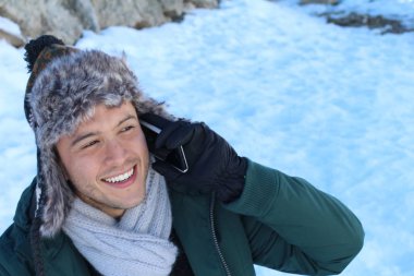 Eskimo erkek telefonla ararken gülümsüyor