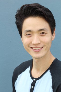 Tarafsız ifadeli Asyalı adam. Yakın plan.