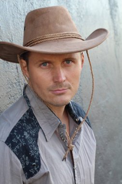 Kovboy şapkalı yakışıklı genç adamın yakın plan portresi.