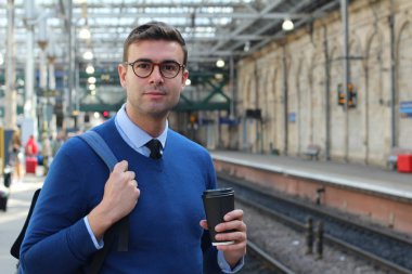 İş adamı retro tren istasyonunda yürüyor