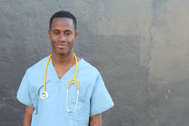 Gri Duvar 'ın önündeki yakışıklı Afrikalı Amerikalı doktorun yakın plan portresi.