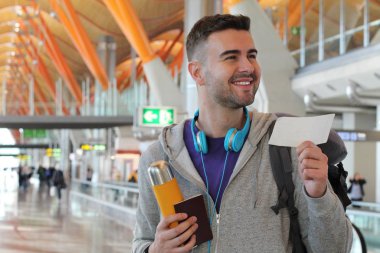 Gemiye binmek üzere olan mutlu gezgin. Genç adam ayrılıyor. 