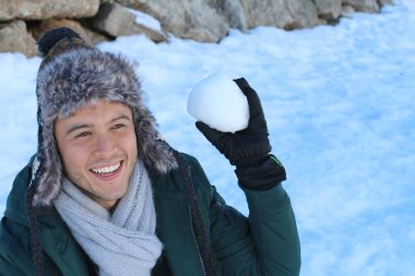 Oyuncu erkek bir kartopu atmak üzere.