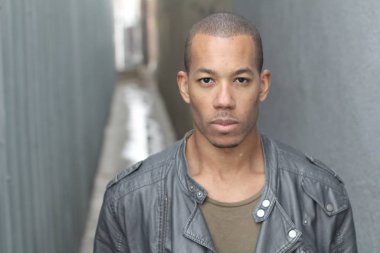 Sokaktaki yakışıklı Afro-Amerikan adamın yakın plan portresi.